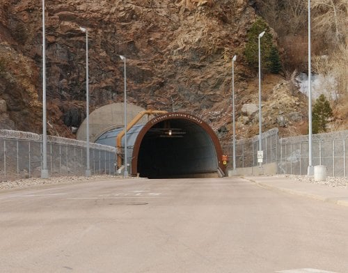 Вход в подземный комплекс NORAD (Центр объединенного командования воздушно-космической обороны Северной Америки, Cheyenne Mountain Operations Center